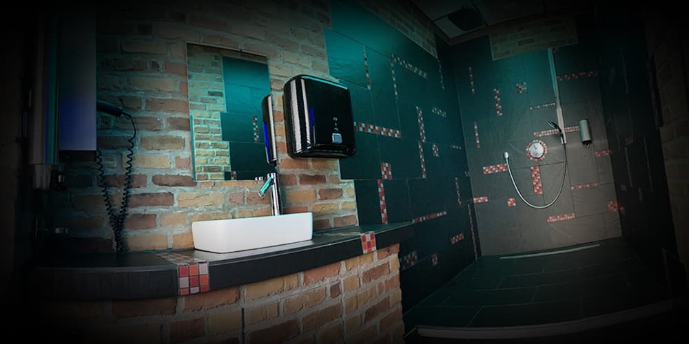 Badezimmer mit modernem Design und Doppelwaschbecken