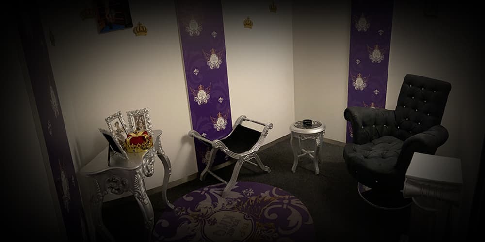 Elegante Box mit royalem Interieur im Puff bei Frankfurt