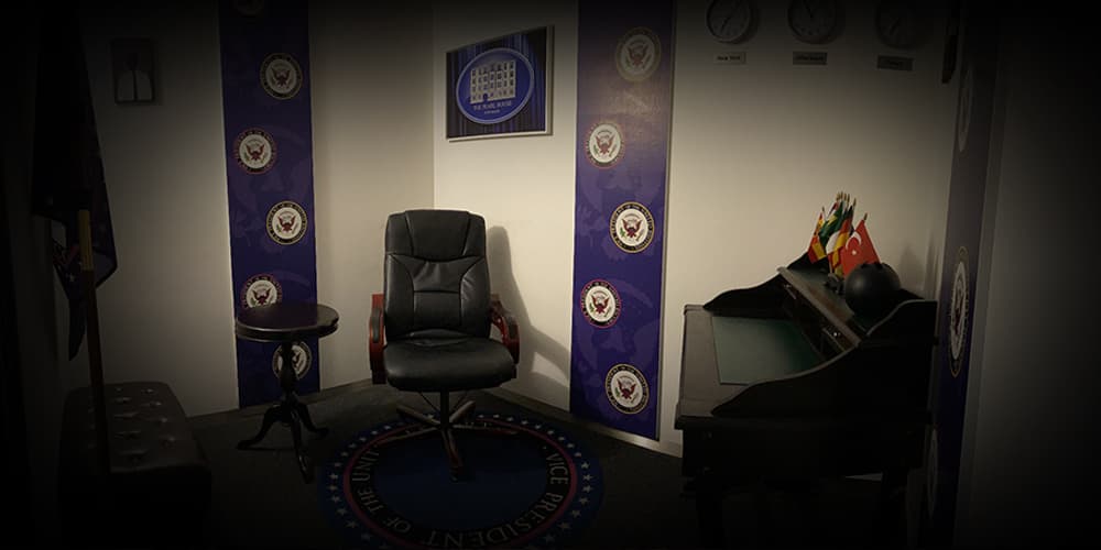 Private Box mit Lounge-Sesseln und Wanddekoration