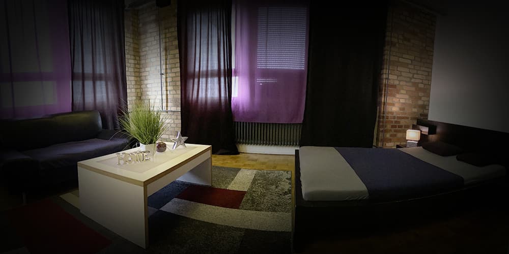 Stilvolles Zimmer mit Backsteinwand und Lounge-Atmosphäre