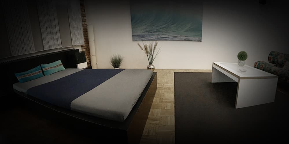 Gemütliches Zimmer mit warmem Licht und edler Einrichtung