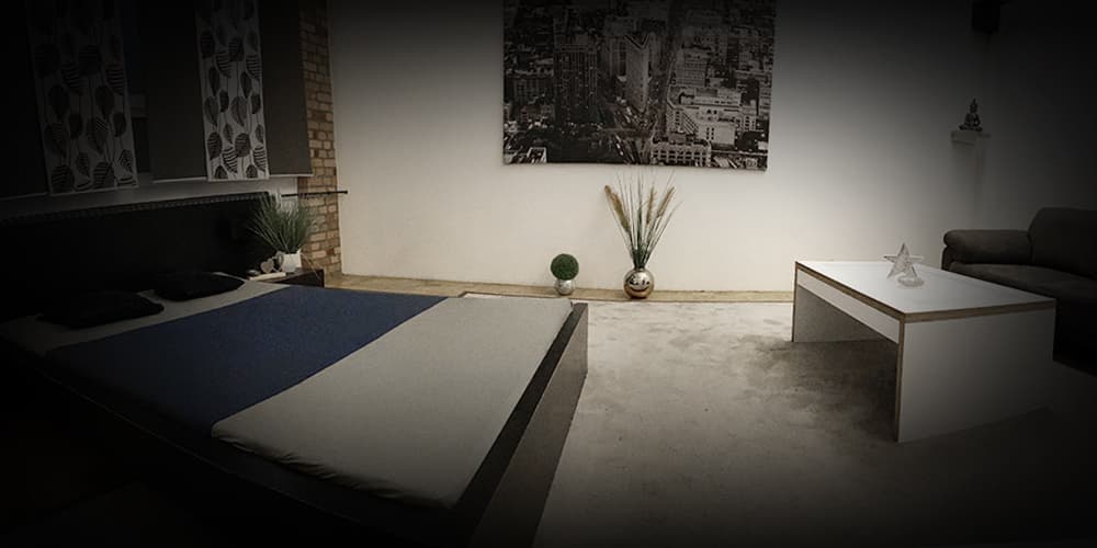 Zimmer mit Designerbeleuchtung und stilvoller Atmosphäre